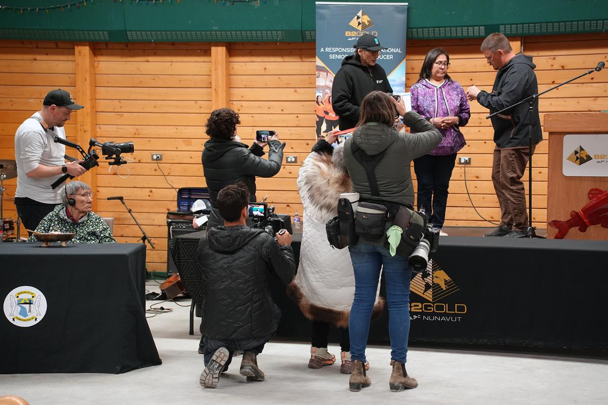 Personer på en scene og mange fotografer som tar bilder